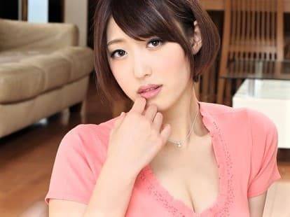 【水野朝陽】息子のデカチンの虜になってしまった巨乳ママが玄関でフェラチオ&パイズリして口内発射させます。